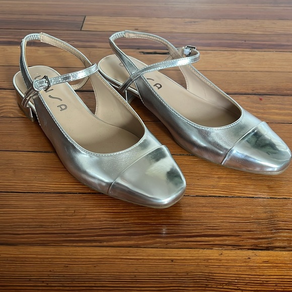 Unisa Silver Metallic Slingback Small Block Heel Mary Jane Style Strap Size 8.5 - Picture 1 of 9